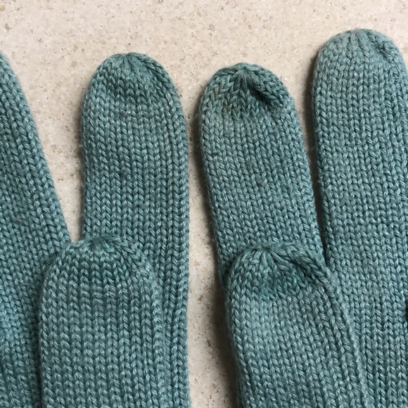 Echo gloves with screen capability on the pointer finger and thumb. - Picture 3 of 4